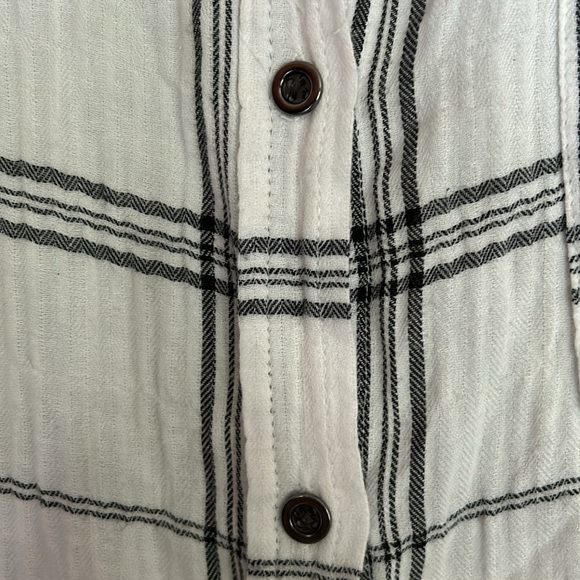 Cute Universal Threads white/black cotton buttondown top. Button cuff on sleeves - Picture 7 of 11